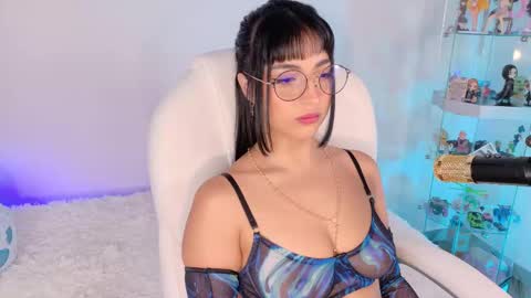 Olivia Mcneill  online show from November 16, 2025, 8:14 pm