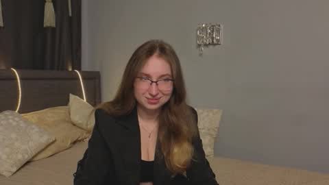 Snapshot of oliviavele chatting on September 22, 2025, 6:32 pm Kylie online show from September 22, 2025, 6:32 pm