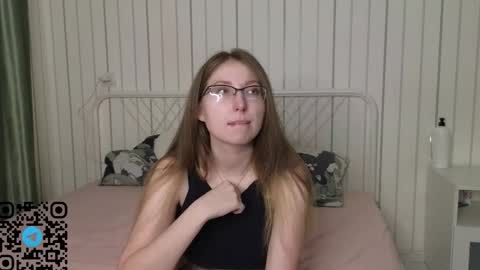 Snapshot of oliviavele chatting on September 25, 2025, 6:33 pm Kylie online show from September 25, 2025, 6:33 pm