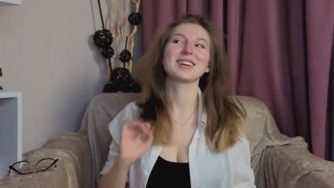 Snapshot of oliviavele chatting on November 17, 2025, 6:14 pm Kylie online show from November 17, 2025, 6:14 pm