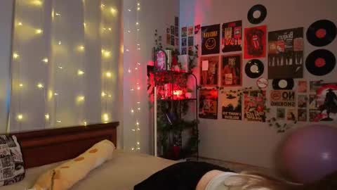 Snapshot of oliviavele chatting on December 5, 2025, 10:24 am Kylie online show from December 5, 2025, 10:24 am