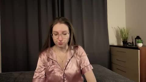 Snapshot of oliviavele chatting on December 14, 2025, 6:45 pm Kylie online show from December 14, 2025, 6:45 pm