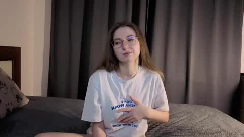 Snapshot of oliviavele chatting on December 17, 2025, 6:14 pm Kylie online show from December 17, 2025, 6:14 pm