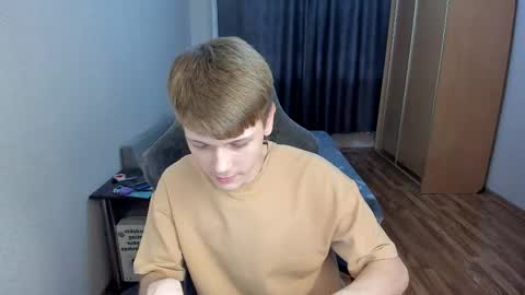 Snapshot of olvr_zoolander chatting on May 4, 2026, 12:56 pm Oliver and Mira online show from May 4, 2026, 12:56 pm