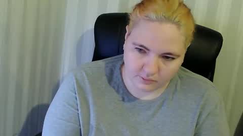 Snapshot of olyaandnetty chatting on December 19, 2025, 3:08 pm OlyaAndNetty online show from December 19, 2025, 3:08 pm