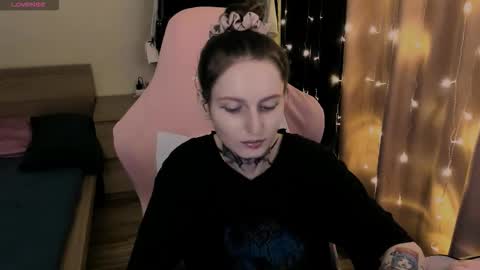 on_yxxx online show from November 9, 2025, 5:33 pm