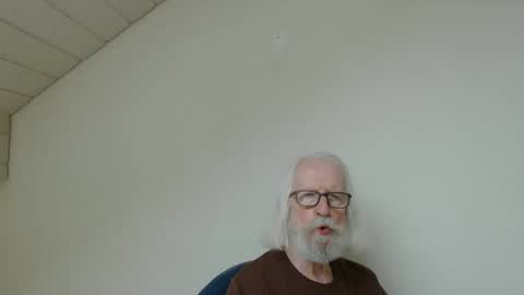 Snapshot of onanister chatting on June 10, 2026, 6:56 am Somewhere over the rainbow online show from June 10, 2026, 6:56 am