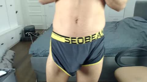 onebestlover online show from December 5, 2025, 8:45 am