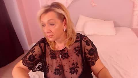 Snapshot of oneblondenicole chatting on December 4, 2025, 5:39 am Nicole online show from December 4, 2025, 5:39 am