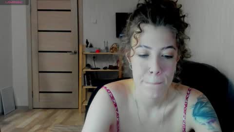 Snapshot of oops_britney chatting on January 7, 2026, 4:37 am Britney online show from January 7, 2026, 4:37 am