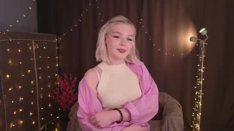 Snapshot of oopsiebegentle chatting on February 19, 2026, 4:58 pm Annie online show from February 19, 2026, 4:58 pm