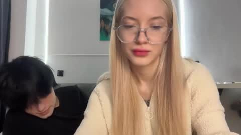 Snapshot of opiunarium chatting on November 9, 2025, 5:55 pm Bella and John online show from November 9, 2025, 5:55 pm