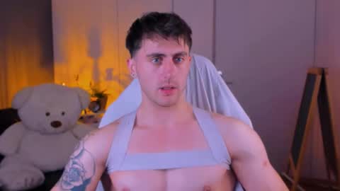 Snapshot of oscar_miller_ chatting on November 13, 2025, 9:47 pm Oscar online show from November 13, 2025, 9:47 pm