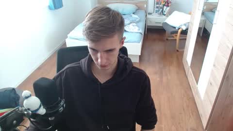 OverkneeBabe online show from October 18, 2025, 11:33 am