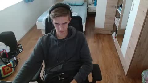 OverkneeBabe online show from October 25, 2025, 11:29 am