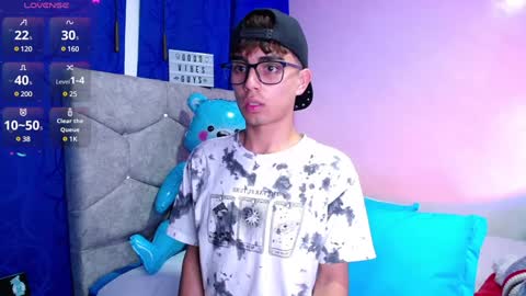 Snapshot of owenblue__ chatting on December 31, 2024, 12:11 am Owen Independent model online show from December 31, 2024, 12:11 am