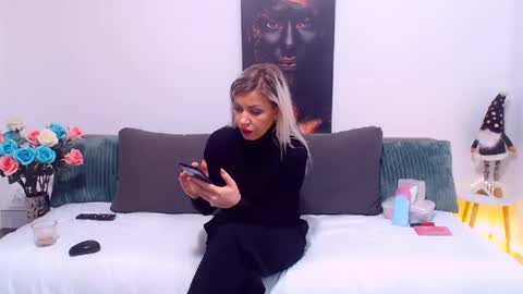 PAMEL ISSY online show from January 24, 2025, 3:45 pm