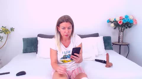 Snapshot of pamela_issy chatting on April 24, 2026, 7:44 am PAMEL ISSY online show from April 24, 2026, 7:44 am