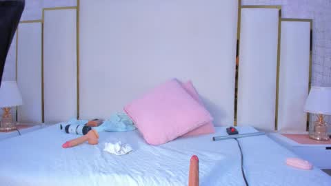 Paola  online show from December 3, 2025, 11:30 am