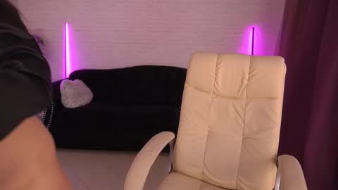 Lia online show from March 8, 2025, 3:24 pm