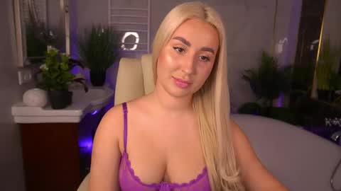 Snapshot of paolamola chatting on April 23, 2026, 1:35 pm Lia online show from April 23, 2026, 1:35 pm