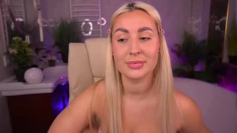 Snapshot of paolamola chatting on May 15, 2026, 1:18 pm Lia online show from May 15, 2026, 1:18 pm