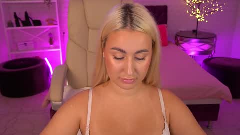 Snapshot of paolamola chatting on May 22, 2026, 2:01 pm Lia online show from May 22, 2026, 2:01 pm