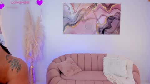 Snapshot of parisangel_ chatting on February 6, 2025, 10:00 pm Paris online show from February 6, 2025, 10:00 pm