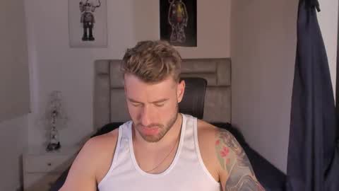 Snapshot of paul_roger chatting on November 18, 2025, 9:41 pm PAUL ROGER online show from November 18, 2025, 9:41 pm