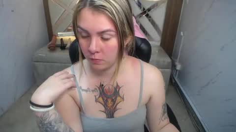 Snapshot of paula_b_ chatting on April 16, 2026, 12:50 pm Paula online show from April 16, 2026, 12:50 pm