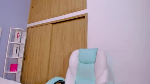 Pau online show from December 1, 2025, 7:19 pm