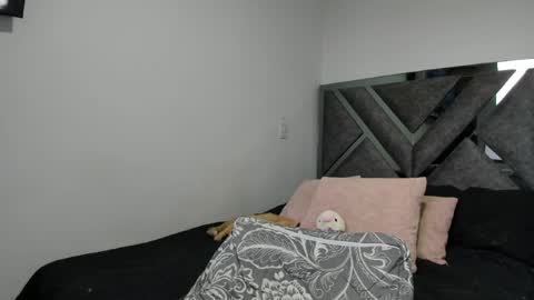 Snapshot of paulina_l chatting on June 22, 2026, 10:29 pm Paulina online show from June 22, 2026, 10:29 pm