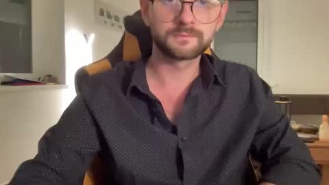 Snapshot of paulsimpsn chatting on October 7, 2025, 5:10 pm love bush online show from October 7, 2025, 5:10 pm