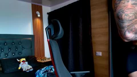 Snapshot of paulthompson_ chatting on April 13, 2026, 4:34 pm Paul online show from April 13, 2026, 4:34 pm