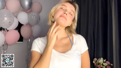 Lola online show from November 25, 2025, 2:39 pm