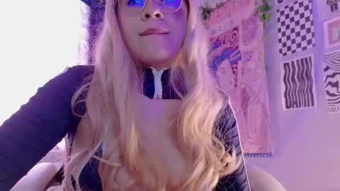  P E A C H   online show from January 5, 2026, 6:44 pm