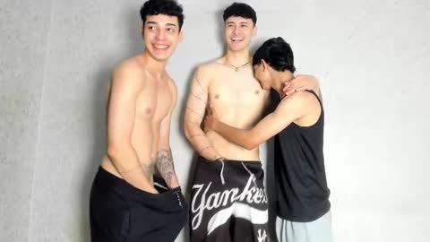 Snapshot of pelusos_mens chatting on March 24, 2026, 7:19 pm CAIN-19 ALLEN-18 RONALD-18 AUSTIN-18 MOD DANTE online show from March 24, 2026, 7:19 pm