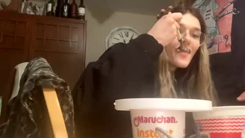 Penutbuttajelllytime online show from February 5, 2025, 4:06 am