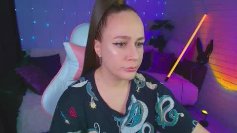 Dia  online show from November 5, 2025, 2:33 am