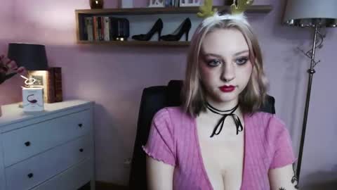 Snapshot of perfect_madeline chatting on December 23, 2024, 3:44 pm Madeline online show from December 23, 2024, 3:44 pm