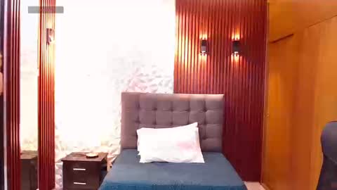 Perla online show from September 9, 2025, 7:35 pm