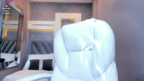 PERLA  online show from February 27, 2025, 11:04 pm