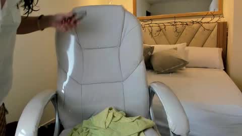 PerlaPreciosa online show from March 22, 2026, 4:05 am