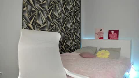 Snapshot of peroona chatting on December 4, 2025, 8:23 am Mia online show from December 4, 2025, 8:23 am