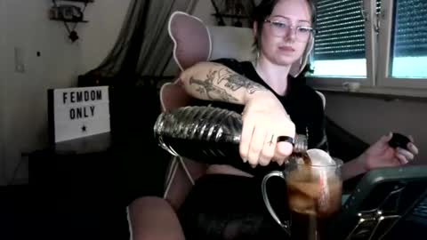 Snapshot of persephones_garden chatting on July 16, 2026, 12:22 pm Persephone online show from July 16, 2026, 12:22 pm