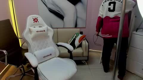 Snapshot of persinaky chatting on December 22, 2025, 3:53 pm horror flying on the wings of the night.... online show from December 22, 2025, 3:53 pm