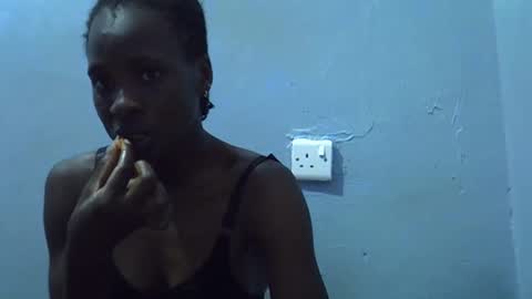 petite_bella21 online show from April 12, 2026, 2:33 pm