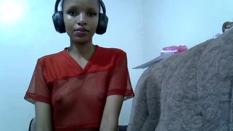 Snapshot of petite_melinda chatting on July 5, 2026, 2:02 pm petite_melinda online show from July 5, 2026, 2:02 pm