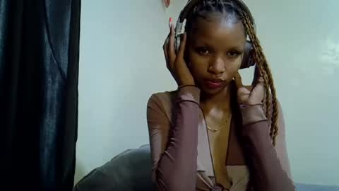 Snapshot of petite_melinda chatting on July 13, 2026, 6:22 pm petite_melinda online show from July 13, 2026, 6:22 pm