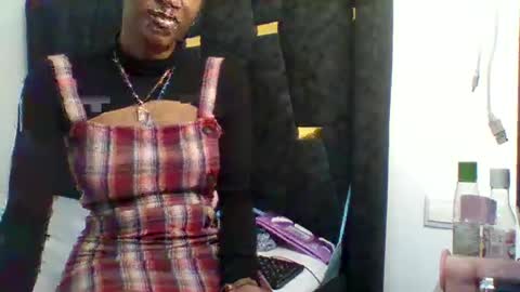 petite_princes online show from December 9, 2024, 6:25 pm